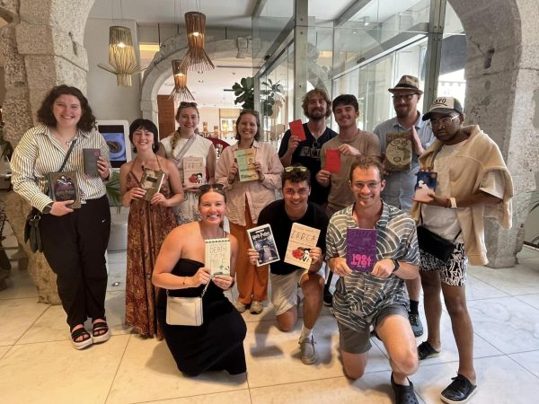 Estudio en el extranjero 2024, viaje a Portugal. Grupo después de la visita a Librería Lello