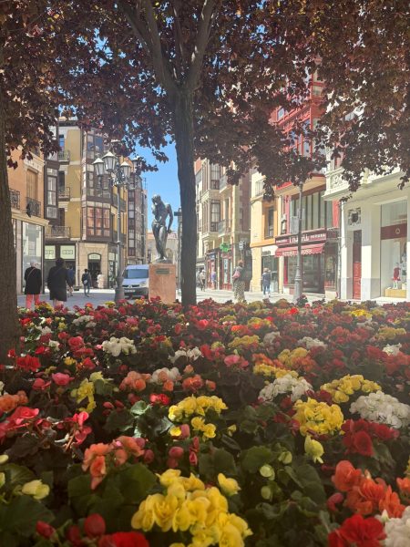 Flores en la Plaza Sagasta de Zamora, al fondo la escultura "Adán después del pecado" del artista Eduardo Barrón González (1858 - 1911)