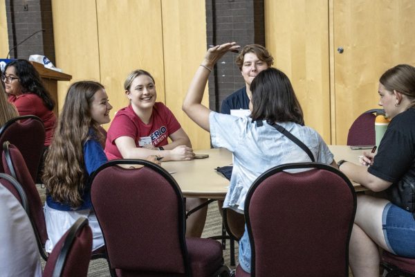 Viterbo inaugura tours en español para los posibles estudiantes y sus familias