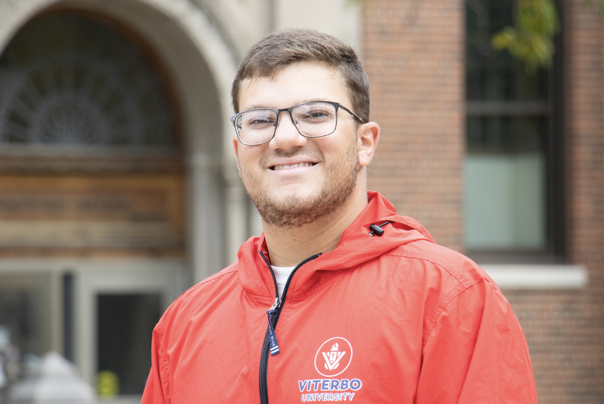 Jomar Guzmán Huerta es un estudiante de segundo año en Viterbo, tiene 18 años y está en el equipo de beisbol. La familia de Jomar es de Rio Grande, Puerto Rico, una ciudad a 20 minutos de la capital, al noreste. Su familia es del pueblo de Guayama. Toda su familia vive en Guayama y el lugar favorito de Jomar en la isla seria la playa. Su plato puertorriqueño favorito uno que se llama la canoa y consiste en plátano maduro, envuelto en camarones con una salsa de queso y arroz. A Jomar le ha gustado su experiencia en Viterbo porque la gente es muy amistosa y lo ha recibido bien. Él dice que crear amigos en el campus es fácil y también ser parte de la comunidad. Un cambio que a Jomar le gustaría ver en Viterbo sería tener un programa de terapia física, que es algo que muchos de los estudiantes que salen de la preparatoria en Puerto Rico buscan, pero muchas universidades no tienen la especialidad. Jomar sugiere a todos que visiten Puerto Rico, donde hay playas muy bonitas y todo el mundo puede relajarse (Richard Palma)