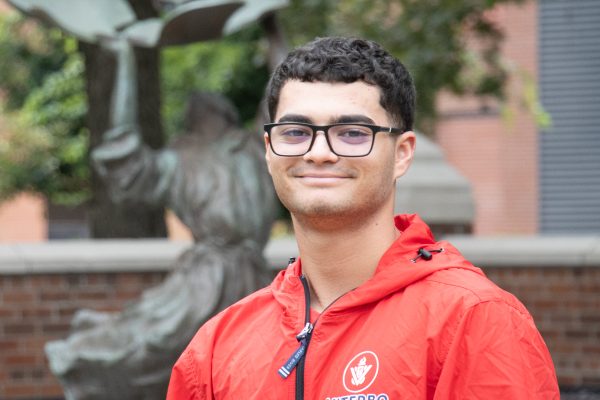 Demián Morales Roman es de Toa Alta, Puerto Rico y está en nuestro equipo de béisbol. Creció en Puerto Rico y se mudó aquí para la universidad. Tiene a toda su familia inmediata, en Puerto Rico. Vino a Viterbo porque aquí se ofrece Ingeniería y se puede jugar béisbol también. Cuando se gradue, quiere vivir un tiempo en La Crosse y luego mudarse a un estado más caliente. El plato favorito de Demián es el mofongo con churrasco, hecho de plátano frito. (Ella Sans Criante)