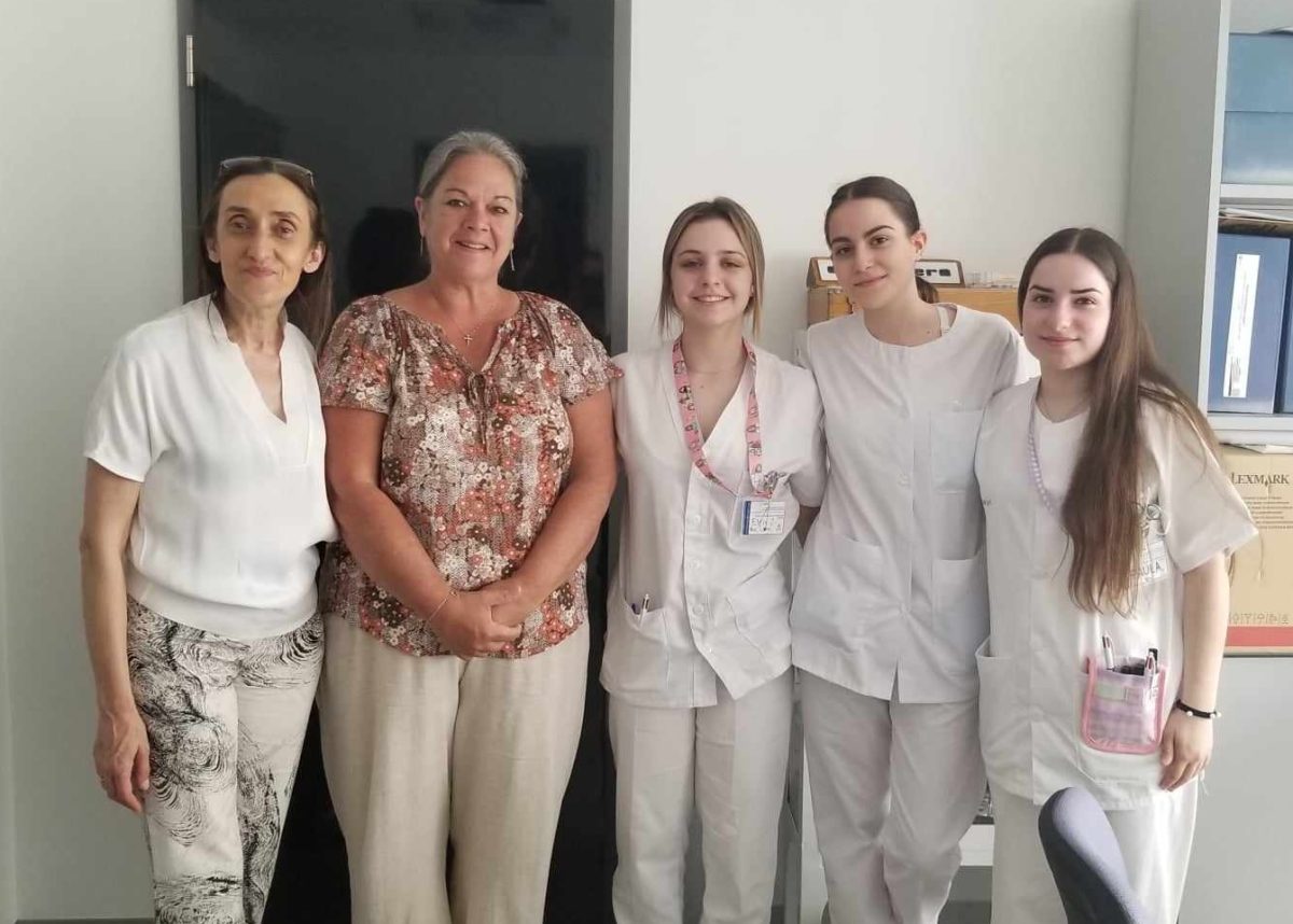 Vickie Heiser (2da desde la izq.) y María José Fermoso Palmero (1ra desde la izq) con estudiantes de enfermería en Zamora