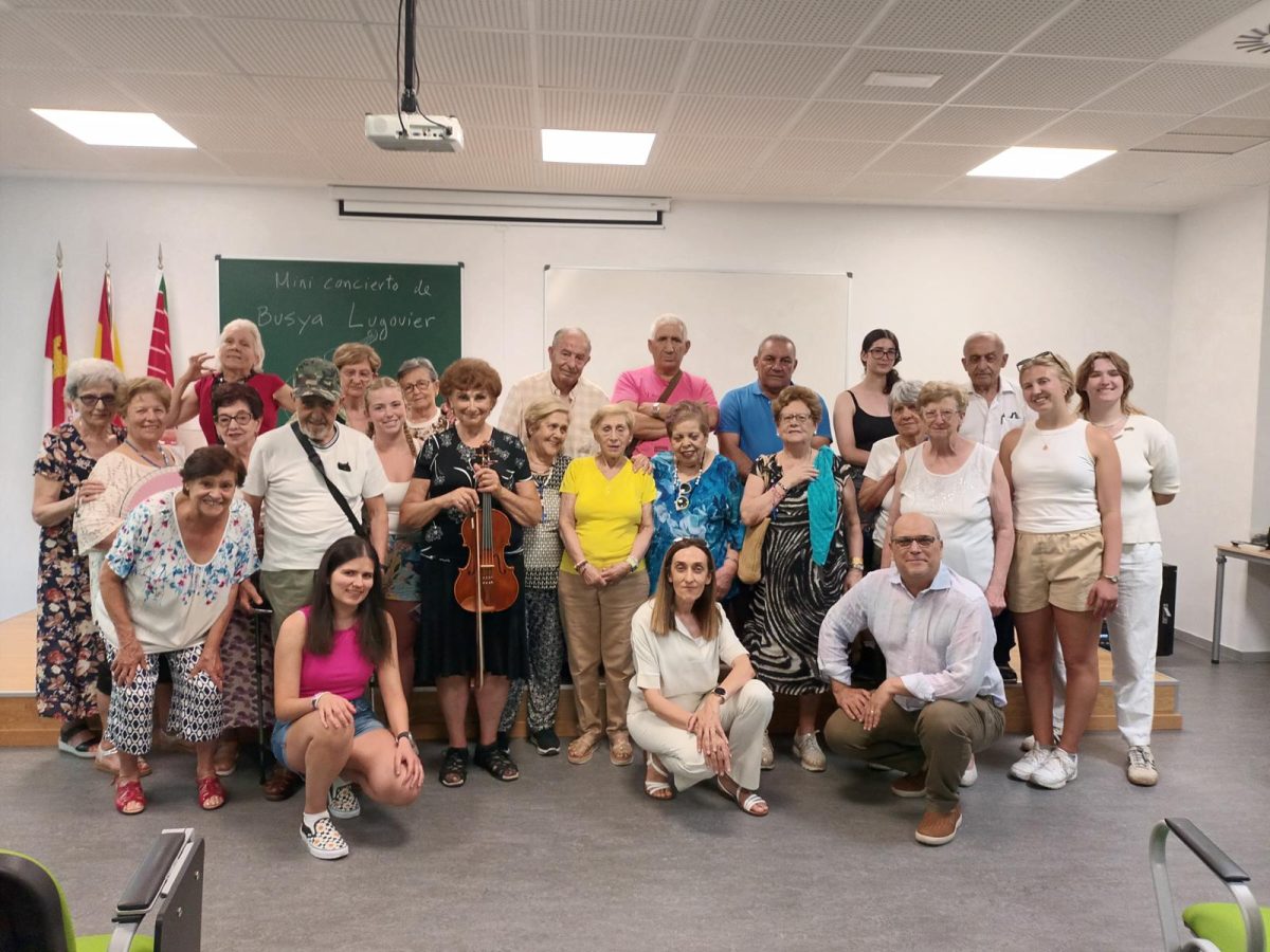 La violinista, rodeada del público que acudió a su concierto en la Escuela de Enfermería de Zamora. 