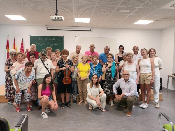 La violinista, rodeada del público que acudió a su concierto en la Escuela de Enfermería de Zamora. 