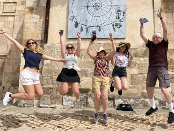 Estudiantes frente al reloj de Sol en la Plaza Santa Lucía en Zamora, España.