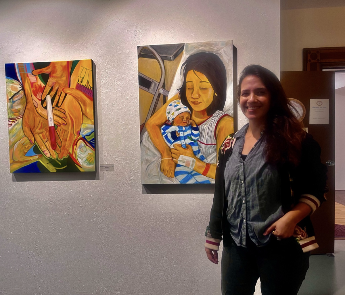 La artista junto al cuadro del nacimiento de su hijo.  