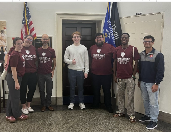 Estudiantes de Viterbo se reunieron con Carl Agnew, del equipo del representante Derrick Van Orden 