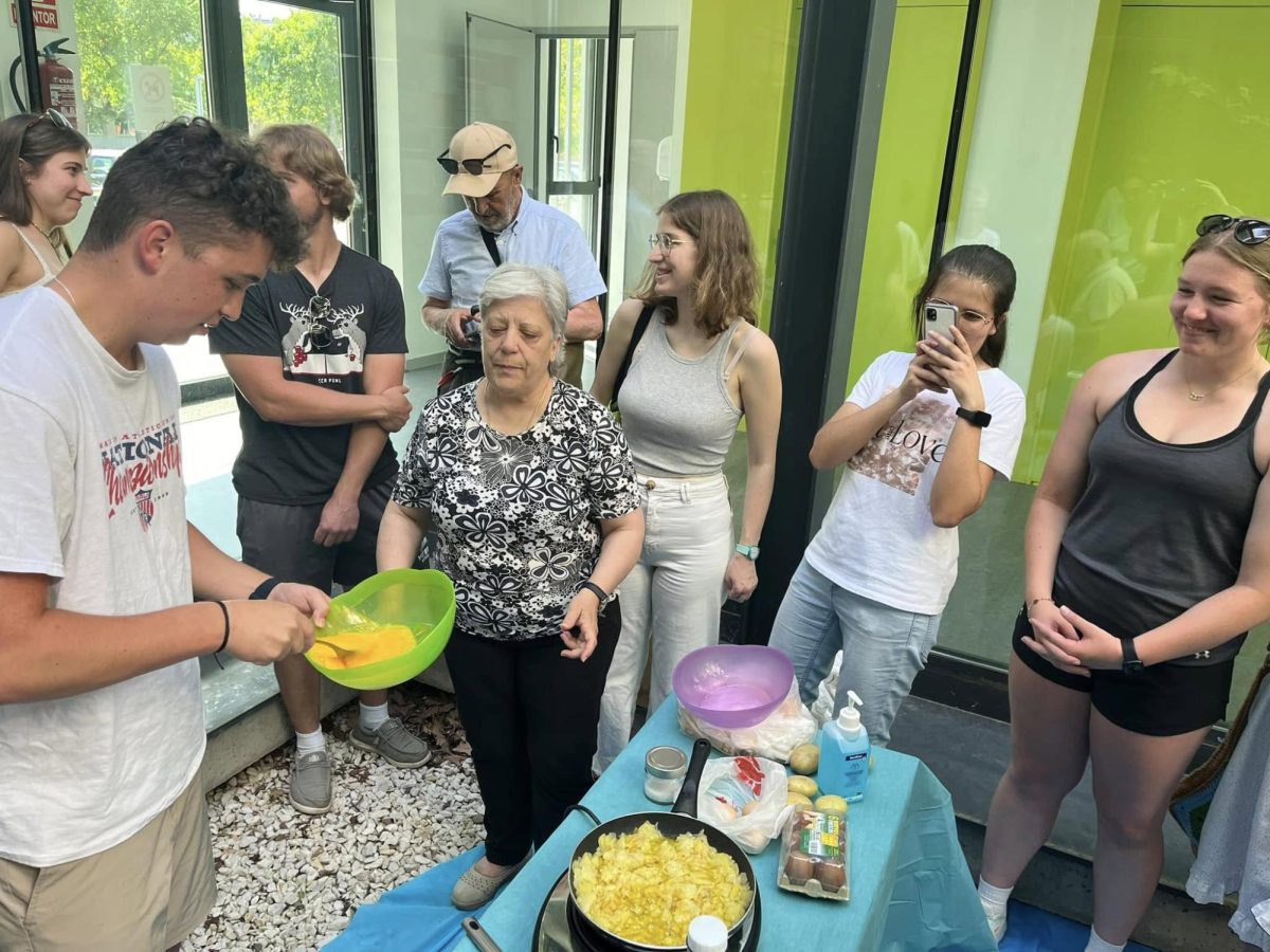 Estudiantes de Viterbo durante el programa de inmersión linguística de 2024 en Zamora, España, aprenden a hacer una tortilla española con familias.