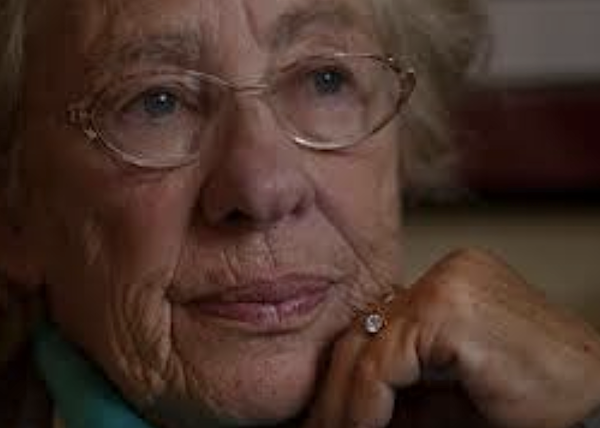 Eva Schloss (1929-2026) habló a los estudiantes en el campus en tres ocasiones, 2015, 2017 y 2021. 