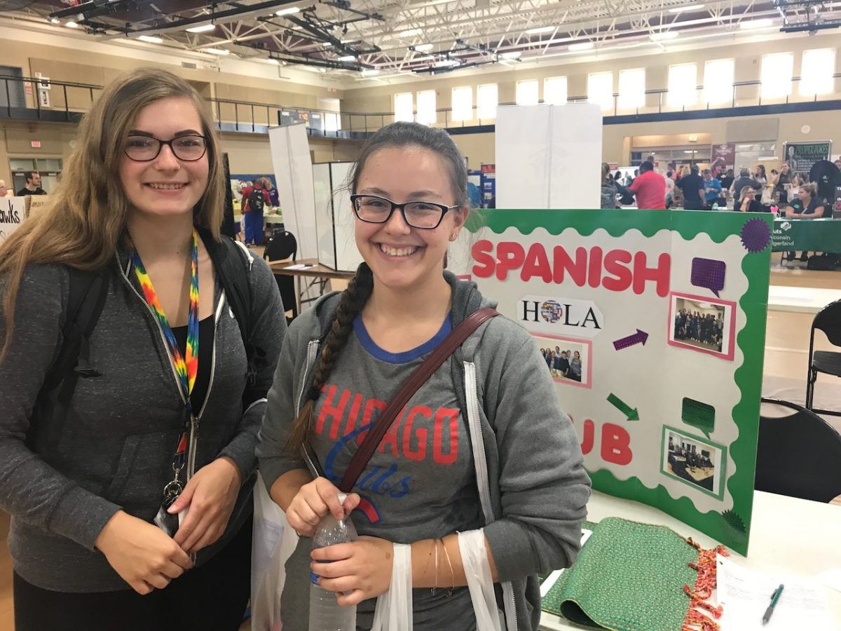 Estudiantes del Clun de español durante un el día de bienevenida a nuevos estudiantes 