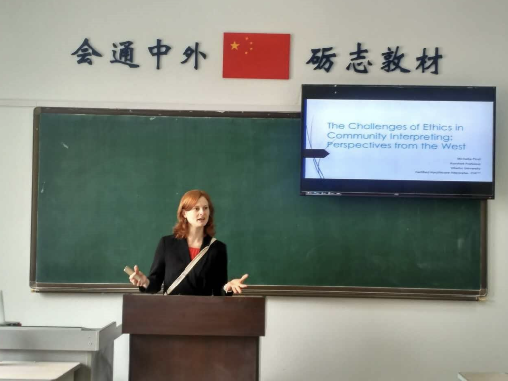 Dr. Pinzl está dando una presentación en China sobre la interpretación y el lenguaje hace unos años.  