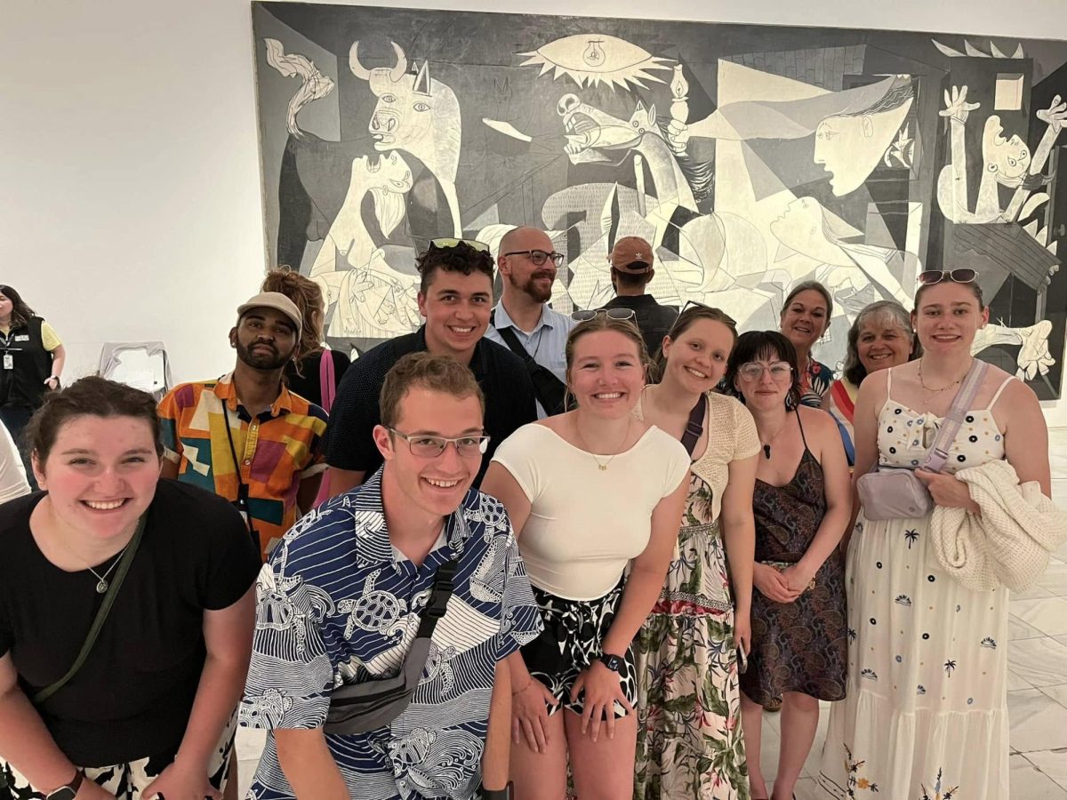 Estudiantes de Viterbo fueron a ver el cuadro de Picasso durante el programa de inmersión en el idioma español; mayo, 2024. 