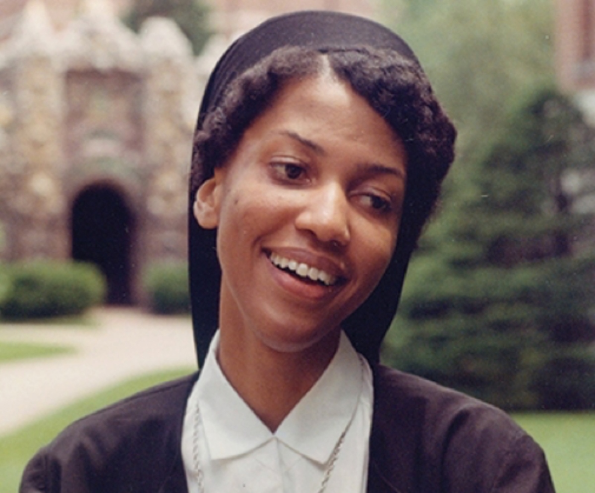 La Hna Thea Bowman (1937-1990) se licenció en Inglés en Viterbo en 1965, donde también enseñó en el mismo Departamento. Obtuvo su Maestría (1969) y Doctorado, también en Inglés y literatura, en la Universidad Católica de América (1972). 